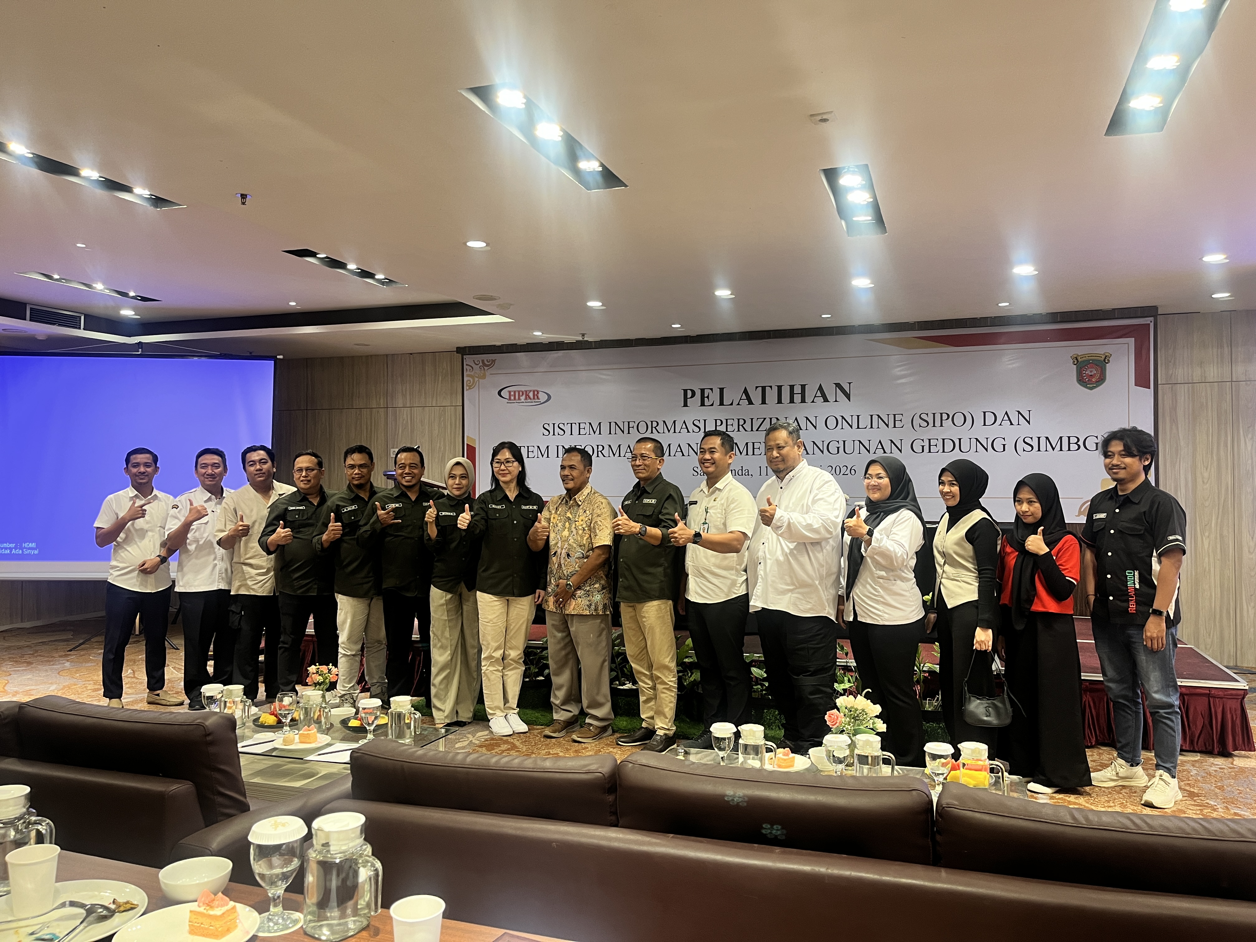 Foto bersama pengurus HPKR dan perwakilan OPD terkait usai pembukaan pelatihan sinkronisasi perizinan.